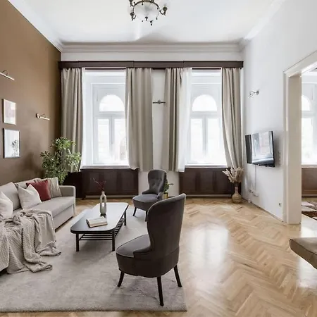 Historic Downtown Landmarks 19 Century Apartament *