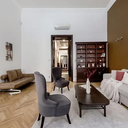 Historic Downtown Landmarks 19 Century Apartament