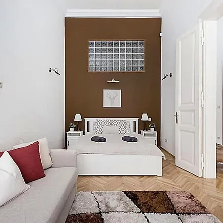 Historic Downtown Landmarks 19 Century Apartment *